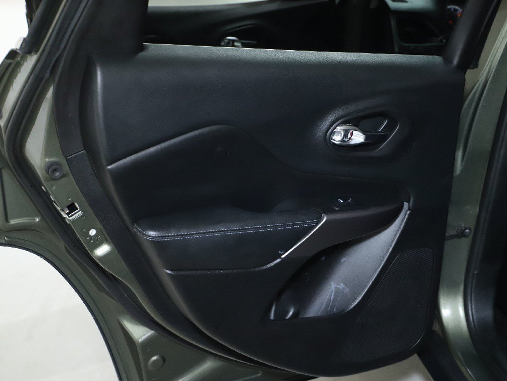 Used 2019 Jeep Cherokee Latitude w/ Popular Appearance Group AWD/4WD image 13