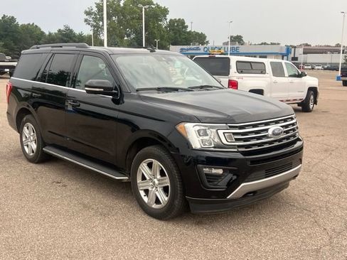 Used 2018 Ford Expedition XLT w/ Equipment Group 202A AWD/4WD image 4