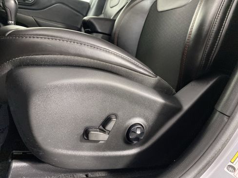 Used 2021 Jeep Cherokee Trailhawk image 18