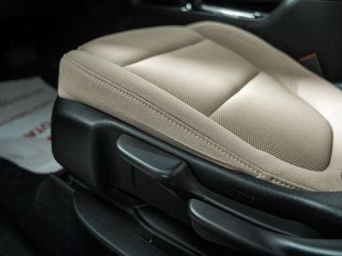 Used 2023 Chevrolet Traverse LS image 31