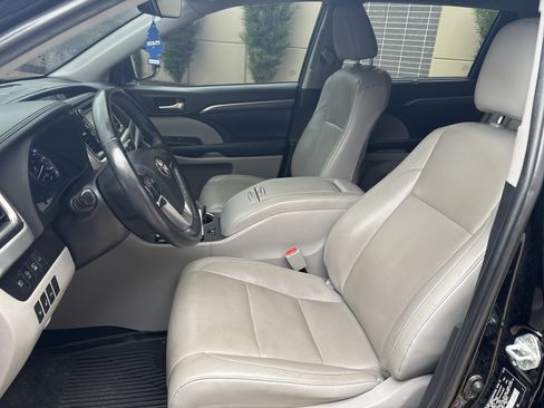 Used 2019 Toyota Highlander Limited Platinum AWD/4WD image 16