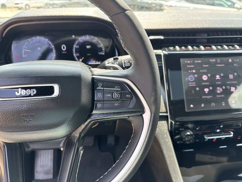 Used 2025 Jeep Grand Cherokee Altitude RWD image 24