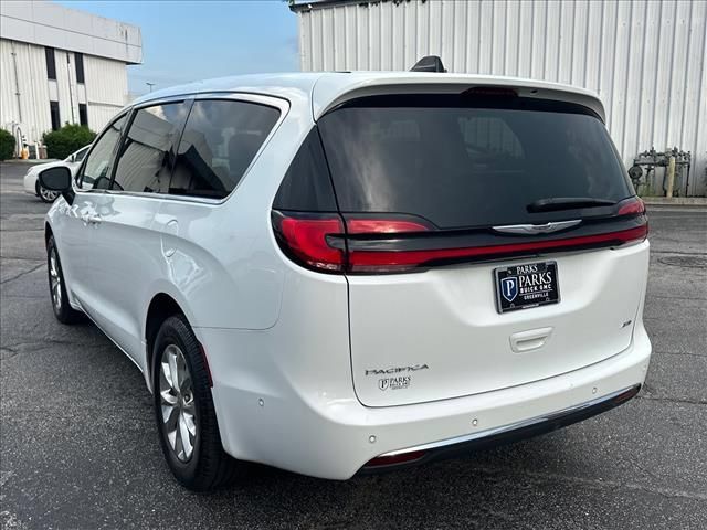 Used 2023 Chrysler Pacifica Touring-L AWD/4WD image 8