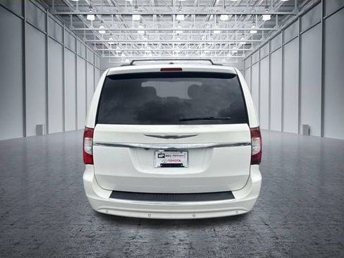 Used 2013 Chrysler Town & Country Touring FWD image 4