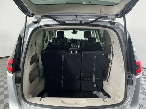 Used 2024 Chrysler Pacifica Touring-L image 21