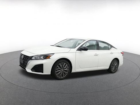 Used 2025 Nissan Altima 2.5 SV FWD image 3