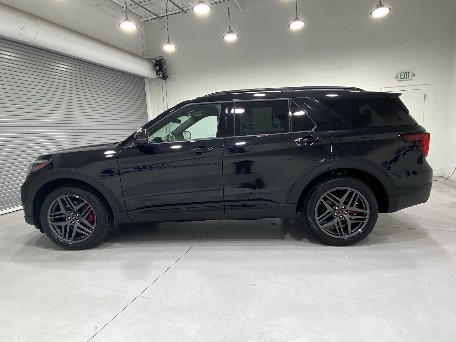 Used 2025 Ford Explorer ST-Line w/ ST-Line Street Pack AWD/4WD image 5