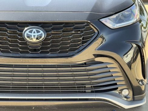 Used 2022 Toyota Highlander XSE FWD image 8