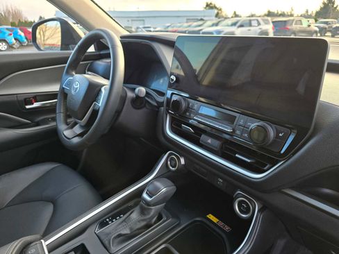 Used 2025 Toyota Grand Highlander AWD image 13