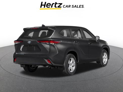 Used 2025 Toyota Highlander LE FWD image 2