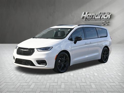 Used 2024 Chrysler Pacifica Limited w/ S Appearance Package FWD image 8