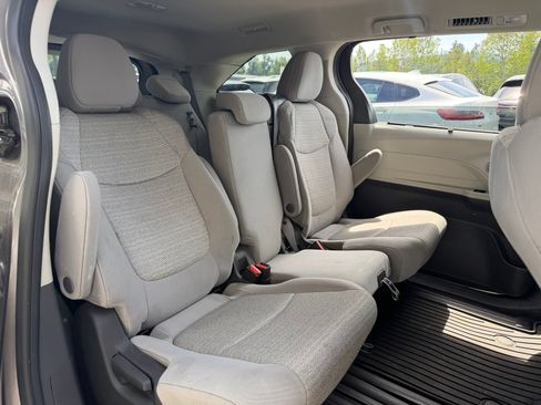 Used 2023 Toyota Sienna LE FWD image 17