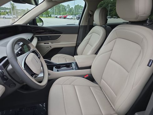 Used 2025 Lincoln Nautilus Premier w/ Equipment Group 102A image 15