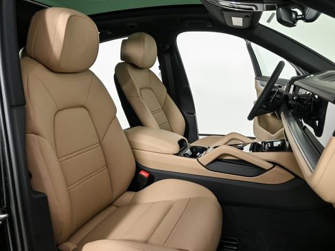 New 2025 Porsche Cayenne S image 24