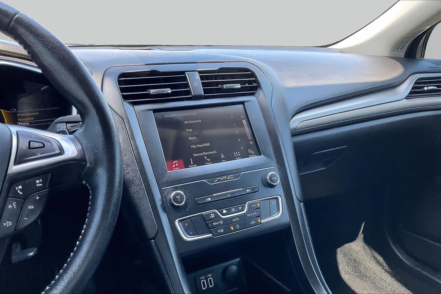 Used 2019 Ford Fusion SE w/ Equipment Group 151A FWD image 7