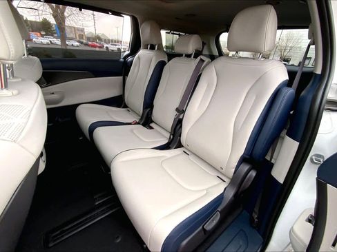 Used 2026 Kia Carnival SX w/ SX Dark Edition Package image 18