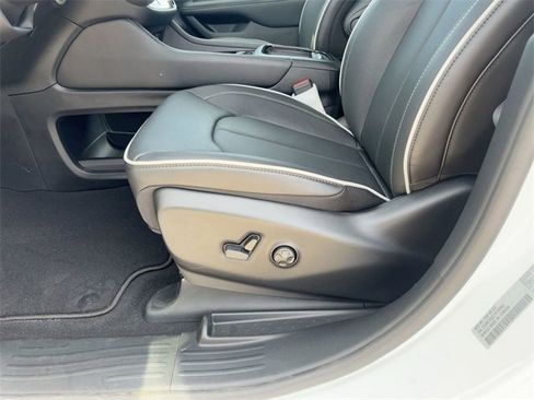 New 2026 Chrysler Pacifica Limited image 14