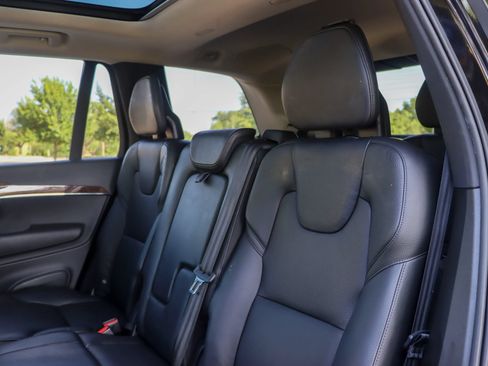 Used 2016 Volvo XC90 T6 Momentum w/ Momentum Plus Package AWD/4WD image 17