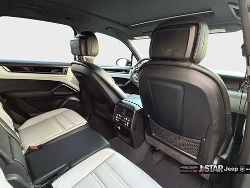 Used 2024 Porsche Cayenne AWD/4WD image 21