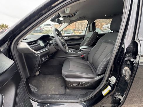 Used 2023 Jeep Grand Cherokee L Laredo image 9