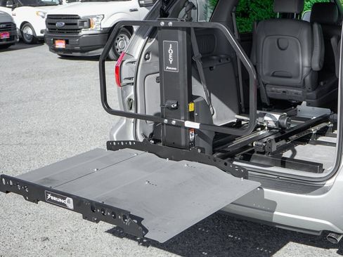 Used 2007 Toyota Sienna XLE image 10