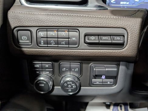 Used 2023 GMC Yukon Denali w/ Advanced Technology Package image 23