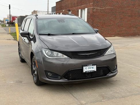 Used 2020 Chrysler Pacifica Touring-L w/ Advanced Safetytec Group FWD image 3