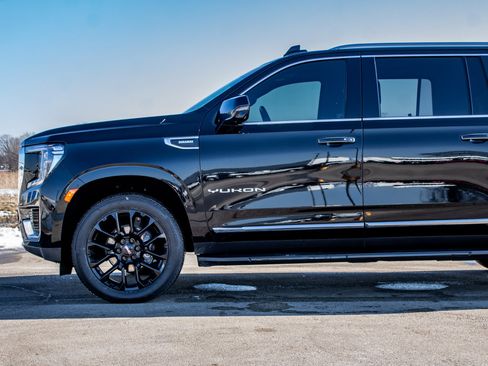 Used 2022 GMC Yukon XL SLT w/ SLT Premium Package image 14