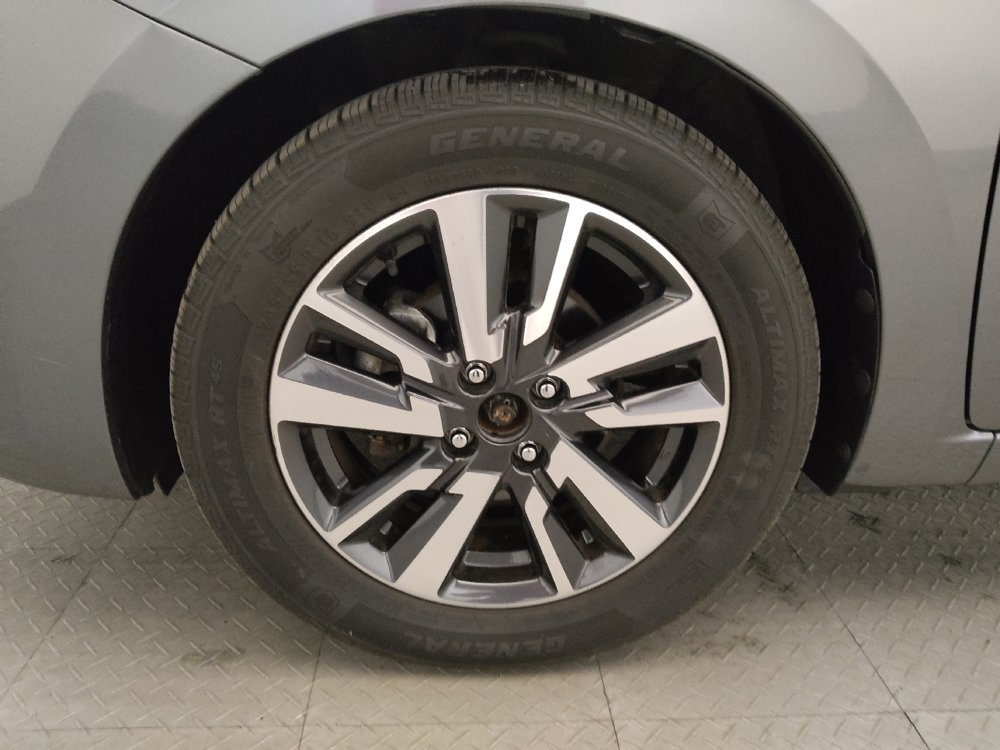 Used 2021 Nissan Versa SV FWD image 31