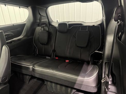 Used 2023 Chrysler Pacifica Limited w/ Uconnect Theater Family Group image 19
