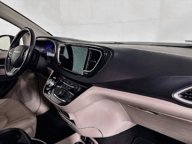 Used 2021 Chrysler Pacifica Touring-L FWD image 27