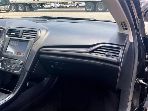 Used 2018 Ford Fusion SE w/ Equipment Group 201A FWD image 21