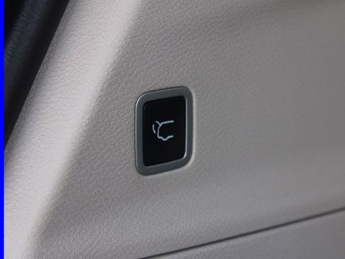 Used 2023 Chrysler Pacifica Touring-L image 11