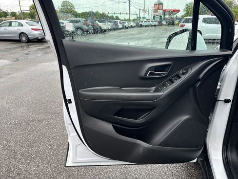 Used 2020 Chevrolet Trax LS w/ Fleet Convenience Package FWD image 11