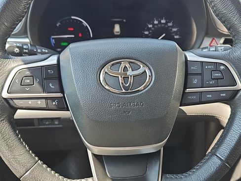 Used 2024 Toyota Sienna XLE FWD image 14