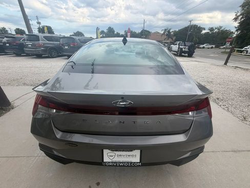 Used 2023 Hyundai Elantra SE FWD image 7