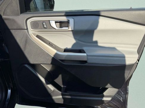 Used 2021 Ford Explorer XLT w/ Equipment Group 202A image 8