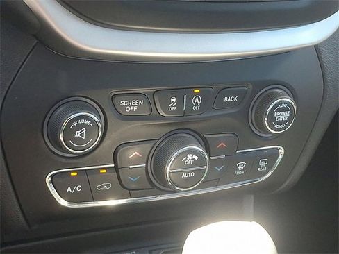 Used 2017 Jeep Cherokee Overland w/ Technology Group image 16