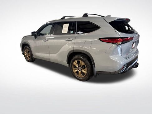 Used 2022 Toyota Highlander Bronze Edition AWD/4WD image 3