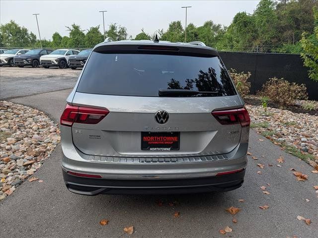 Used 2022 Volkswagen Tiguan SE AWD/4WD image 4