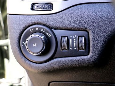 Used 2021 Jeep Cherokee Latitude Plus image 20