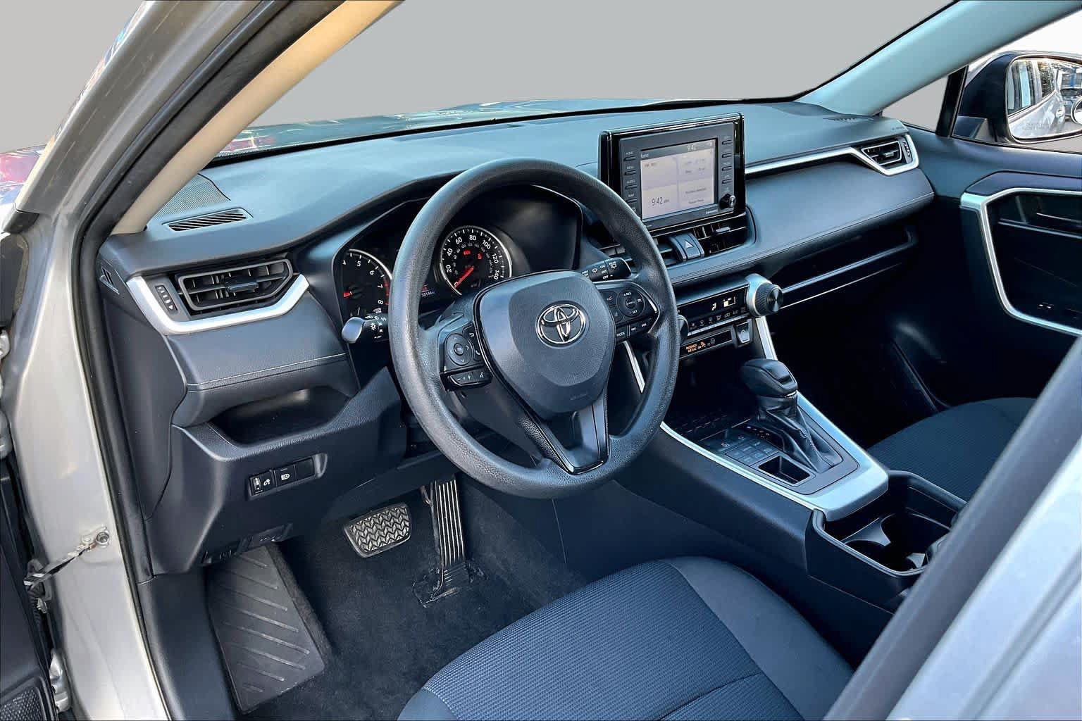Used 2021 Toyota RAV4 LE AWD/4WD image 17