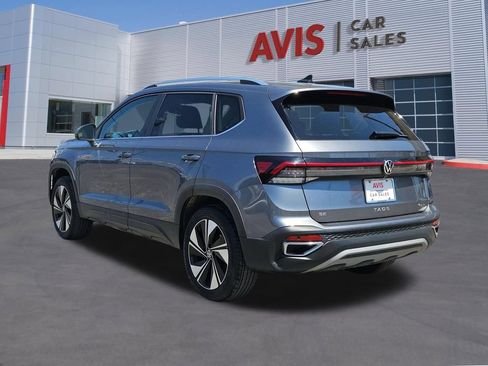 Used 2025 Volkswagen Taos SE AWD/4WD image 3
