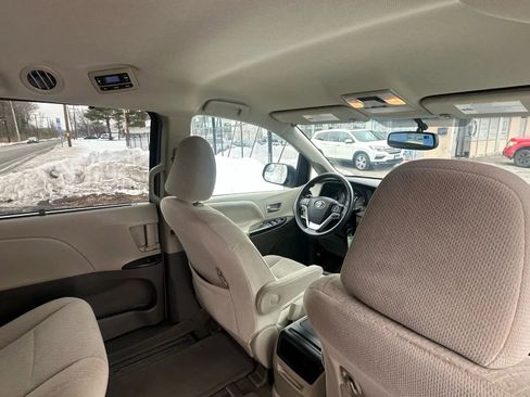 Used 2016 Toyota Sienna LE image 27