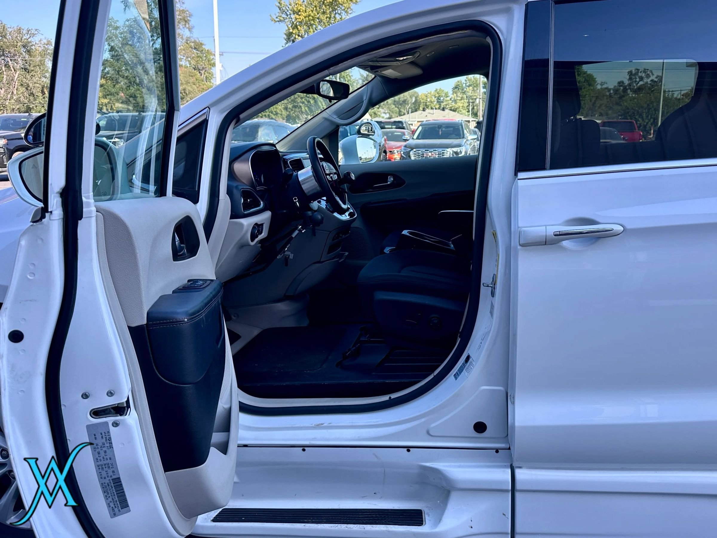 Used 2018 Chrysler Pacifica Touring Plus FWD image 13