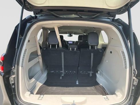 Used 2024 Chrysler Pacifica Touring-L FWD image 17