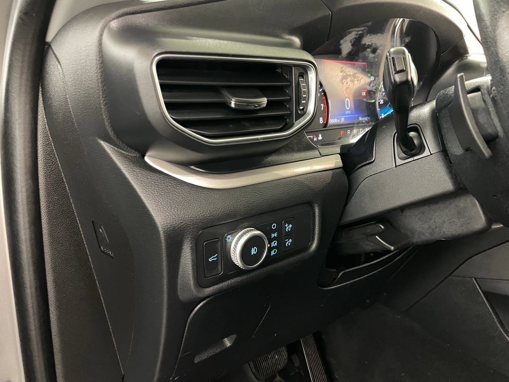 Used 2020 Ford Explorer XLT w/ Equipment Group 202A AWD/4WD image 28