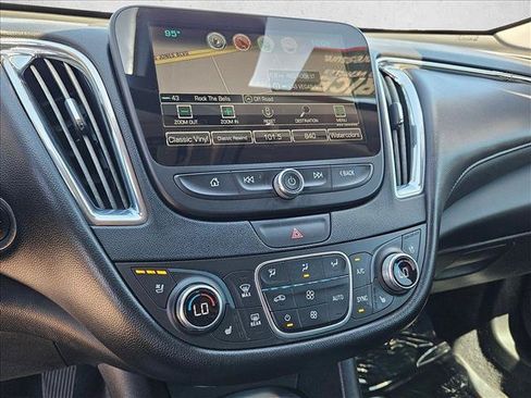Used 2018 Chevrolet Malibu Premier w/ Premier Sun and Wheel Package FWD image 14