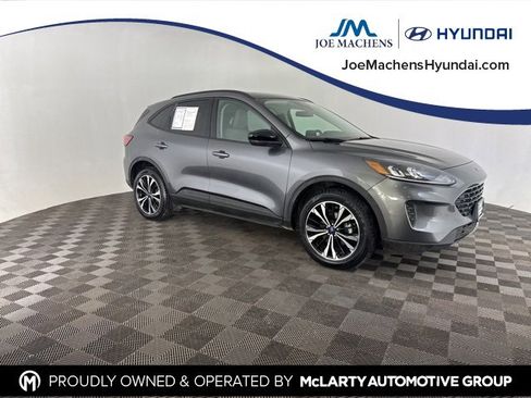 Used 2022 Ford Escape SE w/ SE Sport Appearance Package image 2