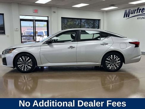 Used 2024 Nissan Altima 2.5 SV FWD image 9